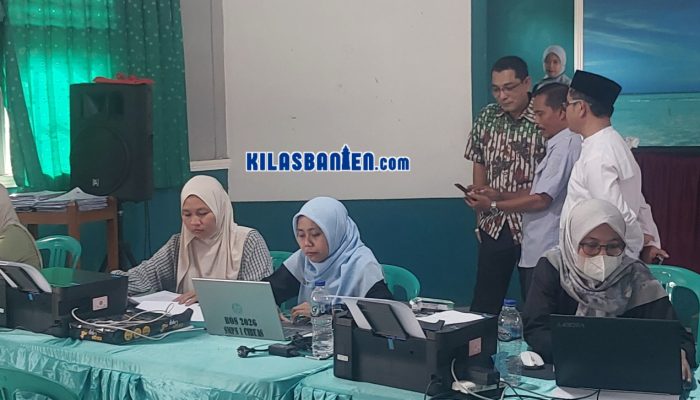 Wakil Ketua Komisi II DPRD Kabupaten Serang, Ahmadi melakukan pemantauan pelaksanaan SPMB 2025 di SMPN 1 Ciruas setelah muncul berbagai laporan terkait proses seleksi calon peserta didik baru, Jumat, 3 Juli 2026. (Redaksi Kilas Banten)