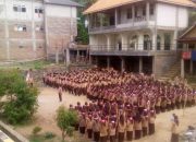 Santri MA Al-Fathaniyah Kota Serang bersama para santri yang berhasil diterima di berbagai perguruan tinggi pada Tahun Pelajaran 2025/2026 sebagai bukti keberhasilan program pembinaan pendidikan tinggi.