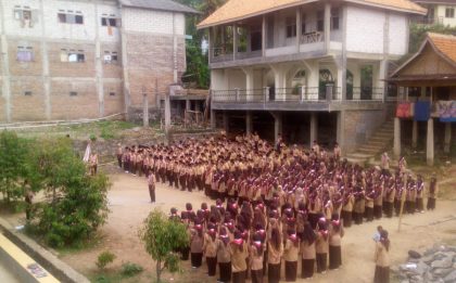 Santri MA Al-Fathaniyah Kota Serang bersama para santri yang berhasil diterima di berbagai perguruan tinggi pada Tahun Pelajaran 2025/2026 sebagai bukti keberhasilan program pembinaan pendidikan tinggi.