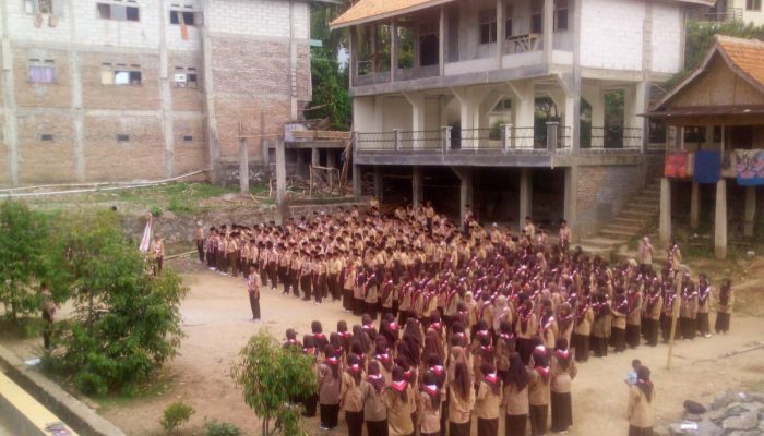 Santri MA Al-Fathaniyah Kota Serang bersama para santri yang berhasil diterima di berbagai perguruan tinggi pada Tahun Pelajaran 2025/2026 sebagai bukti keberhasilan program pembinaan pendidikan tinggi.