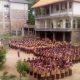 Santri MA Al-Fathaniyah Kota Serang bersama para santri yang berhasil diterima di berbagai perguruan tinggi pada Tahun Pelajaran 2025/2026 sebagai bukti keberhasilan program pembinaan pendidikan tinggi.