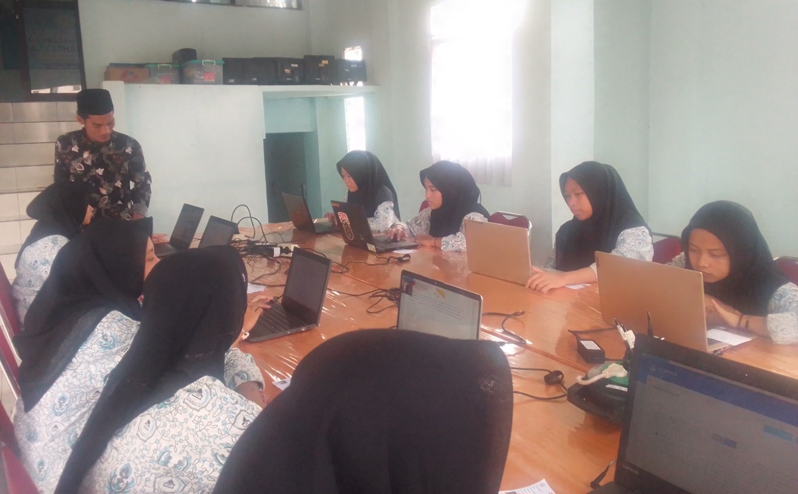 Santri MA Al-Fathaniyah Kota Serang bersama para santri yang berhasil diterima di berbagai perguruan tinggi pada Tahun Pelajaran 2025/2026 sebagai bukti keberhasilan program pembinaan pendidikan tinggi.