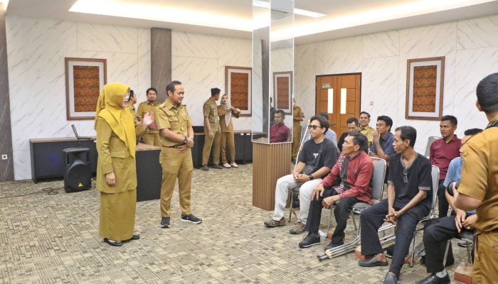 Sebanyak 16 penyandang disabilitas yang tergabung dalam Perkumpulan Penyandang Disabilitas Indonesia (PPDI) Kabupaten Serang mengikuti pelatihan pembuatan espresso dan latte art yang digelar Dinas Tenaga Kerja dan Transmigrasi (Disnakertrans) Kabupaten Serang.