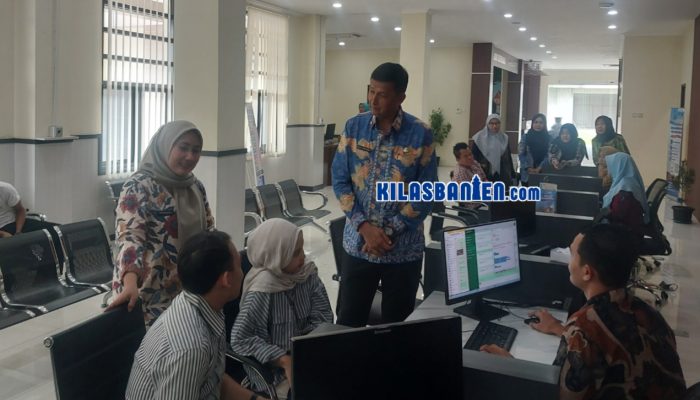 Sekda Kabupaten Serang Zaldi Dhuhana meninjau langsung pelayanan di Kantor Disdukcapil Kabupaten Serang saat melakukan inspeksi mendadak untuk memastikan pelayanan administrasi kependudukan tetap berjalan, Kamis, 2 Juli 2026. (Redaksi Kilas Banten)