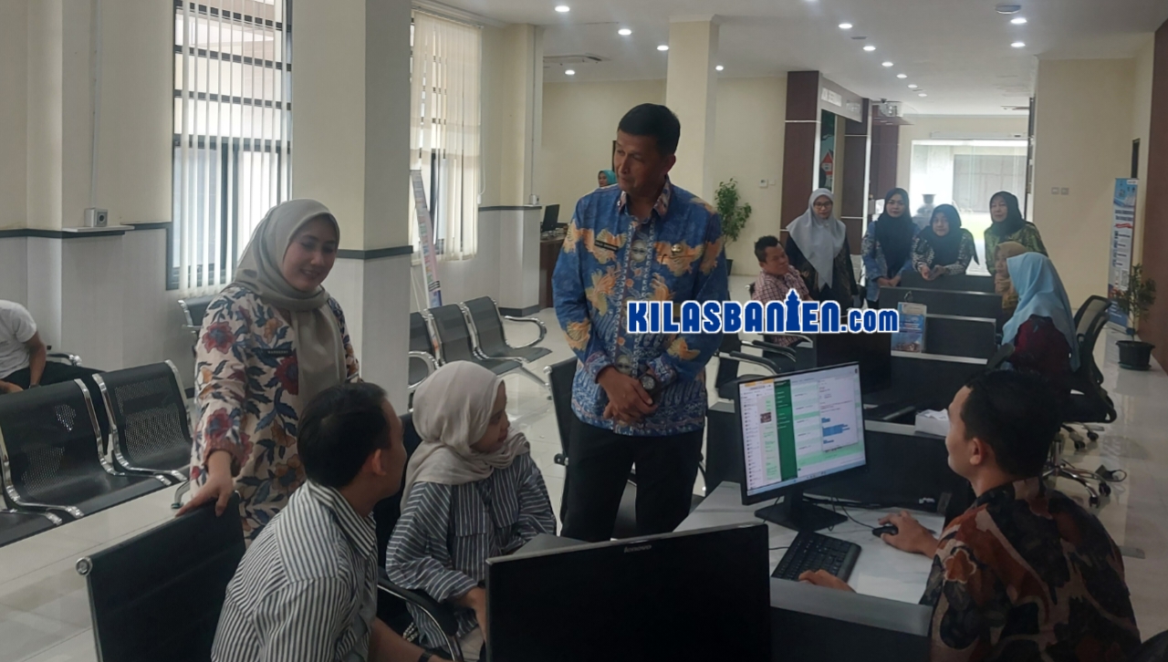 Sekda Kabupaten Serang Zaldi Dhuhana meninjau langsung pelayanan di Kantor Disdukcapil Kabupaten Serang saat melakukan inspeksi mendadak untuk memastikan pelayanan administrasi kependudukan tetap berjalan, Kamis, 2 Juli 2026. (Redaksi Kilas Banten)