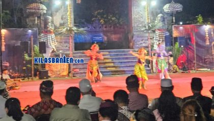 PHDI Kota Serang menggelar Malam Kebersamaan Seni dan Budaya di Pura Eka Wira Anantha. KH Matin Syarkowi mengajak generasi muda menjaga tradisi serta memperkuat toleransi dan persaudaraan lintas agama. (Redaksi Kilas Banten)