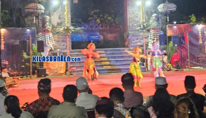 PHDI Kota Serang menggelar Malam Kebersamaan Seni dan Budaya di Pura Eka Wira Anantha. KH Matin Syarkowi mengajak generasi muda menjaga tradisi serta memperkuat toleransi dan persaudaraan lintas agama. (Redaksi Kilas Banten)