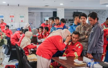 Senior Manager PLN Indonesia Power UBP Suralaya bersama jajaran dan tim Puskesmas Pulomerak meninjau pelaksanaan pemeriksaan kesehatan gratis bagi tenaga alih daya sebagai upaya meningkatkan kesehatan, keselamatan kerja, dan produktivitas pekerja