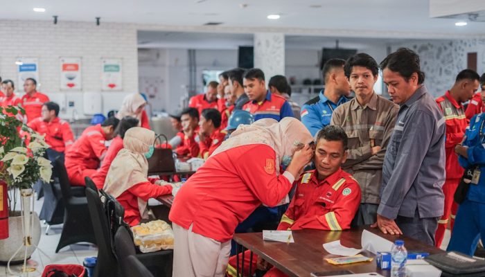 Senior Manager PLN Indonesia Power UBP Suralaya bersama jajaran dan tim Puskesmas Pulomerak meninjau pelaksanaan pemeriksaan kesehatan gratis bagi tenaga alih daya sebagai upaya meningkatkan kesehatan, keselamatan kerja, dan produktivitas pekerja