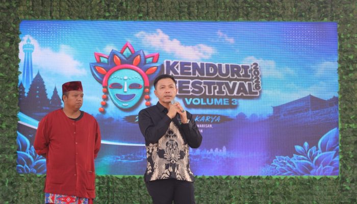 Suasana Kenduri Festival Volume 3 di Lapangan Al-Azhar Bintaro menampilkan pertunjukan seni budaya yang dipadukan dengan kampanye gaya hidup ramah lingkungan.