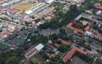 Suasana kawasan Pasar Lama Tangerang yang menjadi destinasi wisata kuliner favorit masyarakat dan wisatawan saat malam hari.