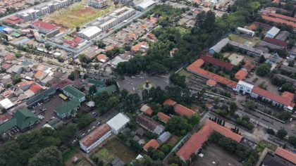 Suasana kawasan Pasar Lama Tangerang yang menjadi destinasi wisata kuliner favorit masyarakat dan wisatawan saat malam hari.