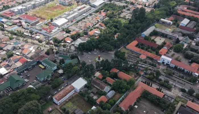 Suasana kawasan Pasar Lama Tangerang yang menjadi destinasi wisata kuliner favorit masyarakat dan wisatawan saat malam hari.