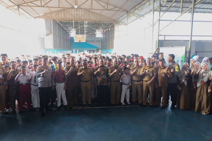 Suasana pelaksanaan Masa Pengenalan Lingkungan Satuan Pendidikan (MPLS) di salah satu SMA Negeri di Banten yang berlangsung dengan konsep edukatif, ramah, dan bebas perpeloncoan.