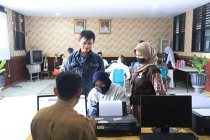 Suasana proses pendaftaran Sistem Penerimaan Murid Baru (SPMB) SMP Kota Tangerang 2026 melalui jalur Prestasi Rapor yang diminati ribuan calon peserta didik.