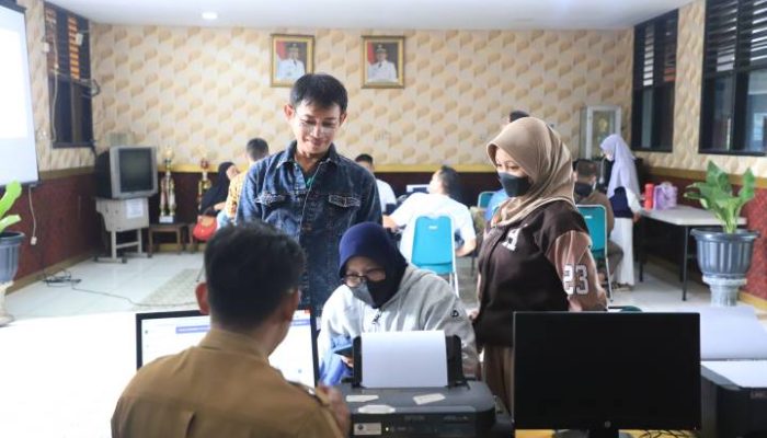 Suasana proses pendaftaran Sistem Penerimaan Murid Baru (SPMB) SMP Kota Tangerang 2026 melalui jalur Prestasi Rapor yang diminati ribuan calon peserta didik.