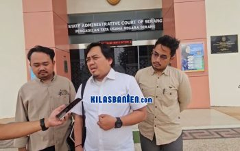 Suasana sidang perdana gugatan terkait perpanjangan masa jabatan Sekda Kota Tangerang Selatan di PTUN Serang yang masih berlangsung dalam tahap pemeriksaan persiapan. (Redaksi Kilas Banten)