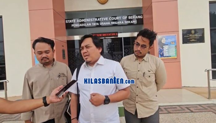Suasana sidang perdana gugatan terkait perpanjangan masa jabatan Sekda Kota Tangerang Selatan di PTUN Serang yang masih berlangsung dalam tahap pemeriksaan persiapan. (Redaksi Kilas Banten)