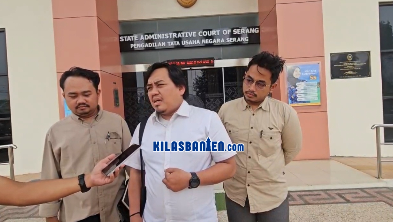 Suasana sidang perdana gugatan terkait perpanjangan masa jabatan Sekda Kota Tangerang Selatan di PTUN Serang yang masih berlangsung dalam tahap pemeriksaan persiapan. (Redaksi Kilas Banten)