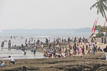 Suasana wisatawan memadati kawasan Pantai Anyer saat libur sekolah 2026. Tingginya jumlah pengunjung turut mendongkrak tingkat hunian hotel di sepanjang pesisir Anyer dan Cinangka.