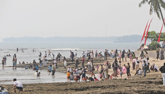 Suasana wisatawan memadati kawasan Pantai Anyer saat libur sekolah 2026. Tingginya jumlah pengunjung turut mendongkrak tingkat hunian hotel di sepanjang pesisir Anyer dan Cinangka.