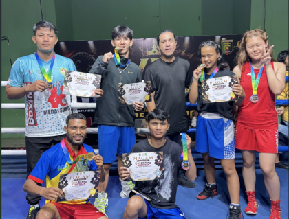 Tiga petinju Kota Tangerang berpose usai meraih medali emas pada ajang VIP Boxing Road to PON Beladiri 2026 di PKOR Way Halim, Bandar Lampung.