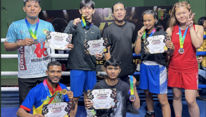 Tiga petinju Kota Tangerang berpose usai meraih medali emas pada ajang VIP Boxing Road to PON Beladiri 2026 di PKOR Way Halim, Bandar Lampung.