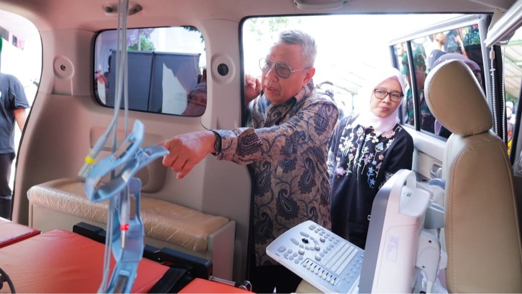 Tim Ngider Sehat Premium Pemerintah Kota Tangerang Selatan memberikan pemeriksaan kesehatan langsung ke rumah warga menggunakan peralatan medis modern sebagai upaya memperluas akses layanan kesehatan.