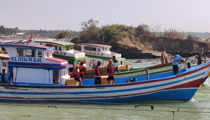 Tim SAR Lebak melakukan pencarian terhadap Dace Hidayat (57) yang diduga jatuh ke laut di Perairan Bagedur, Kabupaten Lebak, pada 20 Juli 2026.