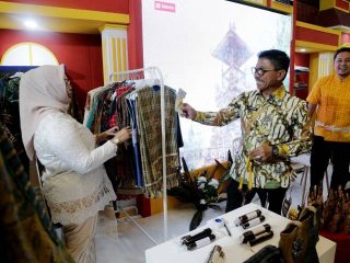 Wali Kota Tangerang Sachrudin meninjau stan UMKM Kota Tangerang dalam Indonesia City Expo 2026 di Medan sebagai bentuk dukungan terhadap promosi produk lokal menuju pasar internasional
