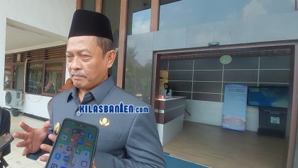 Wakil Bupati Serang Muhammad Najib Hamas berdialog dengan perajin gerabah saat membahas upaya penyelamatan industri gerabah tradisional melalui perlindungan bahan baku, penguatan pemasaran, dan pelestarian budaya lokal di Kabupaten Serang. (Redaksi Kilas Banten)
