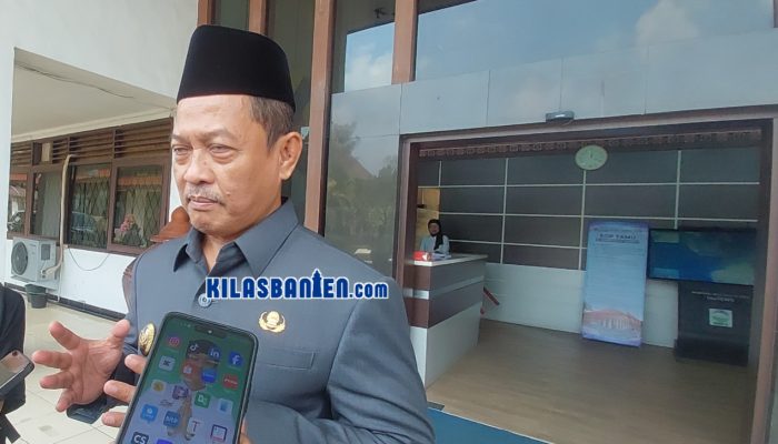 Wakil Bupati Serang Muhammad Najib Hamas berdialog dengan perajin gerabah saat membahas upaya penyelamatan industri gerabah tradisional melalui perlindungan bahan baku, penguatan pemasaran, dan pelestarian budaya lokal di Kabupaten Serang. (Redaksi Kilas Banten)