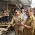 Wakil Bupati Serang Muhammad Najib Hamas berdialog dengan para pengrajin saat meninjau sentra gerabah di Kampung Kosambi, Desa Bumijaya, Kecamatan Ciruas