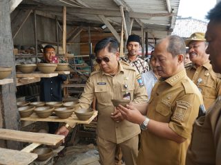 Wabup Serang Tegas Minta Warga Kosambi Jangan Jual Tanah, Gerabah Ditargetkan Tembus Pasar Nasional