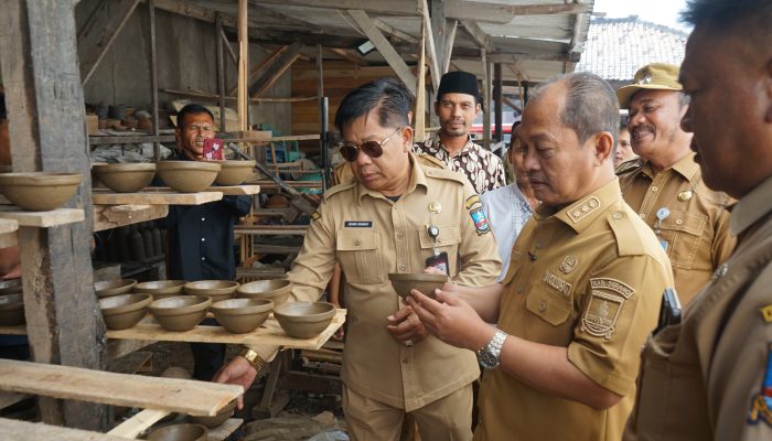 Wakil Bupati Serang Muhammad Najib Hamas berdialog dengan para pengrajin saat meninjau sentra gerabah di Kampung Kosambi, Desa Bumijaya, Kecamatan Ciruas