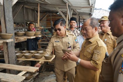Wakil Bupati Serang Muhammad Najib Hamas berdialog dengan para pengrajin saat meninjau sentra gerabah di Kampung Kosambi, Desa Bumijaya, Kecamatan Ciruas
