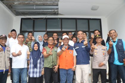 Wakil Bupati Serang Muhammad Najib Hamas bersama BPBD dan petugas Pos Pengamatan Gunung Anak Krakatau saat memantau kondisi gunung dari Pos Pasauran, Kecamatan Cinangka.