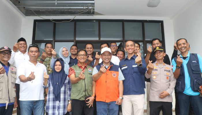 Wakil Bupati Serang Muhammad Najib Hamas bersama BPBD dan petugas Pos Pengamatan Gunung Anak Krakatau saat memantau kondisi gunung dari Pos Pasauran, Kecamatan Cinangka.