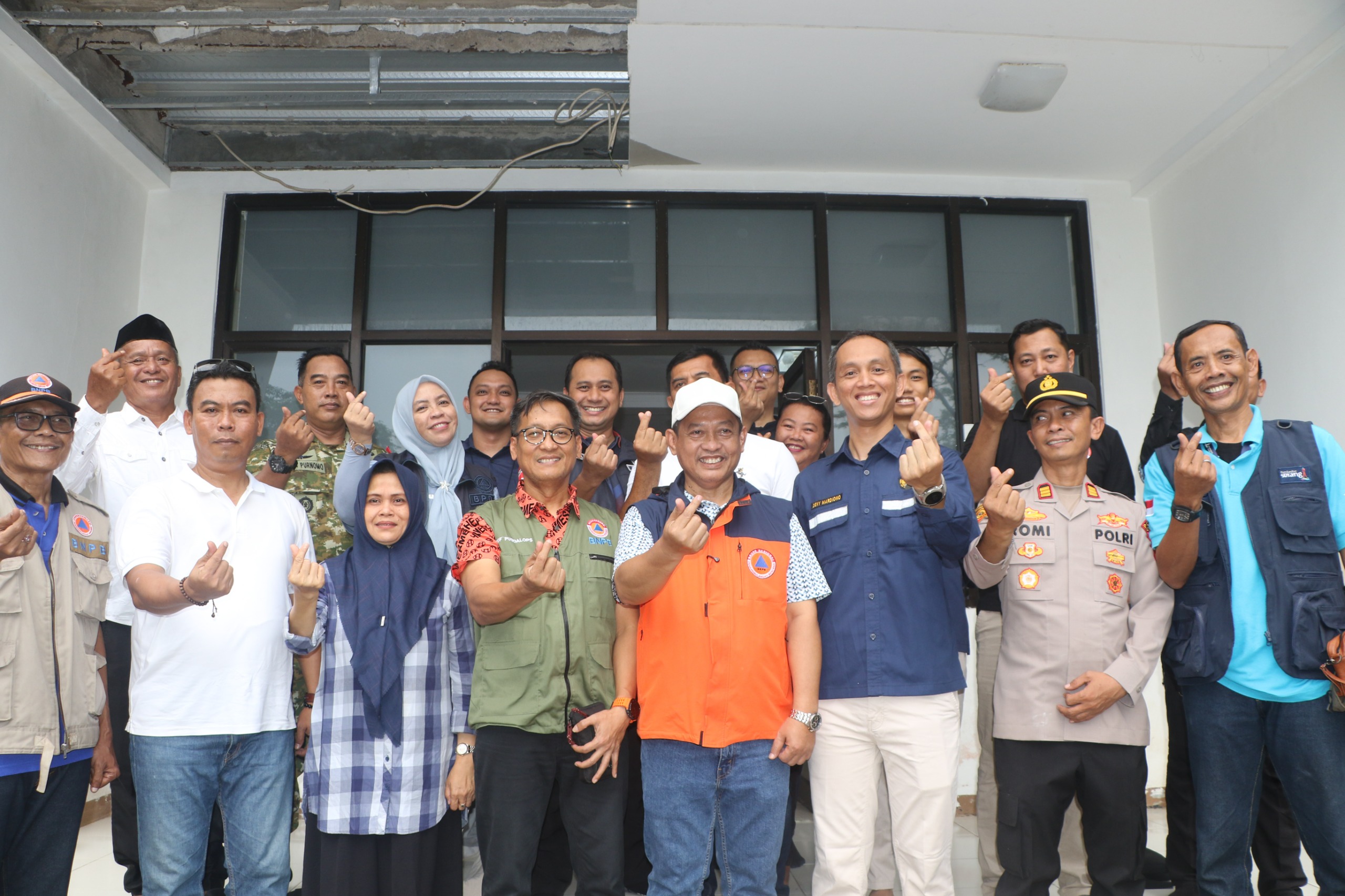 Wakil Bupati Serang Muhammad Najib Hamas bersama BPBD dan petugas Pos Pengamatan Gunung Anak Krakatau saat memantau kondisi gunung dari Pos Pasauran, Kecamatan Cinangka.