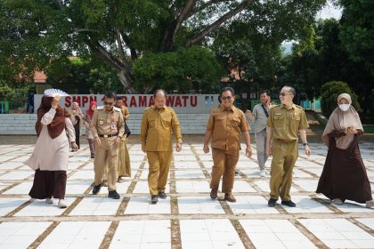 Wakil Bupati Serang Muhammad Najib Hamas didampingi Kepala Dindikbud Kabupaten Serang saat meninjau pelaksanaan SPMB 2026 di SMP Negeri 1 Kramatwatu guna memastikan proses penerimaan siswa baru berlangsung tertib, transparan, dan tanpa kendala.