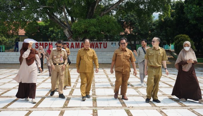Wakil Bupati Serang Muhammad Najib Hamas didampingi Kepala Dindikbud Kabupaten Serang saat meninjau pelaksanaan SPMB 2026 di SMP Negeri 1 Kramatwatu guna memastikan proses penerimaan siswa baru berlangsung tertib, transparan, dan tanpa kendala.