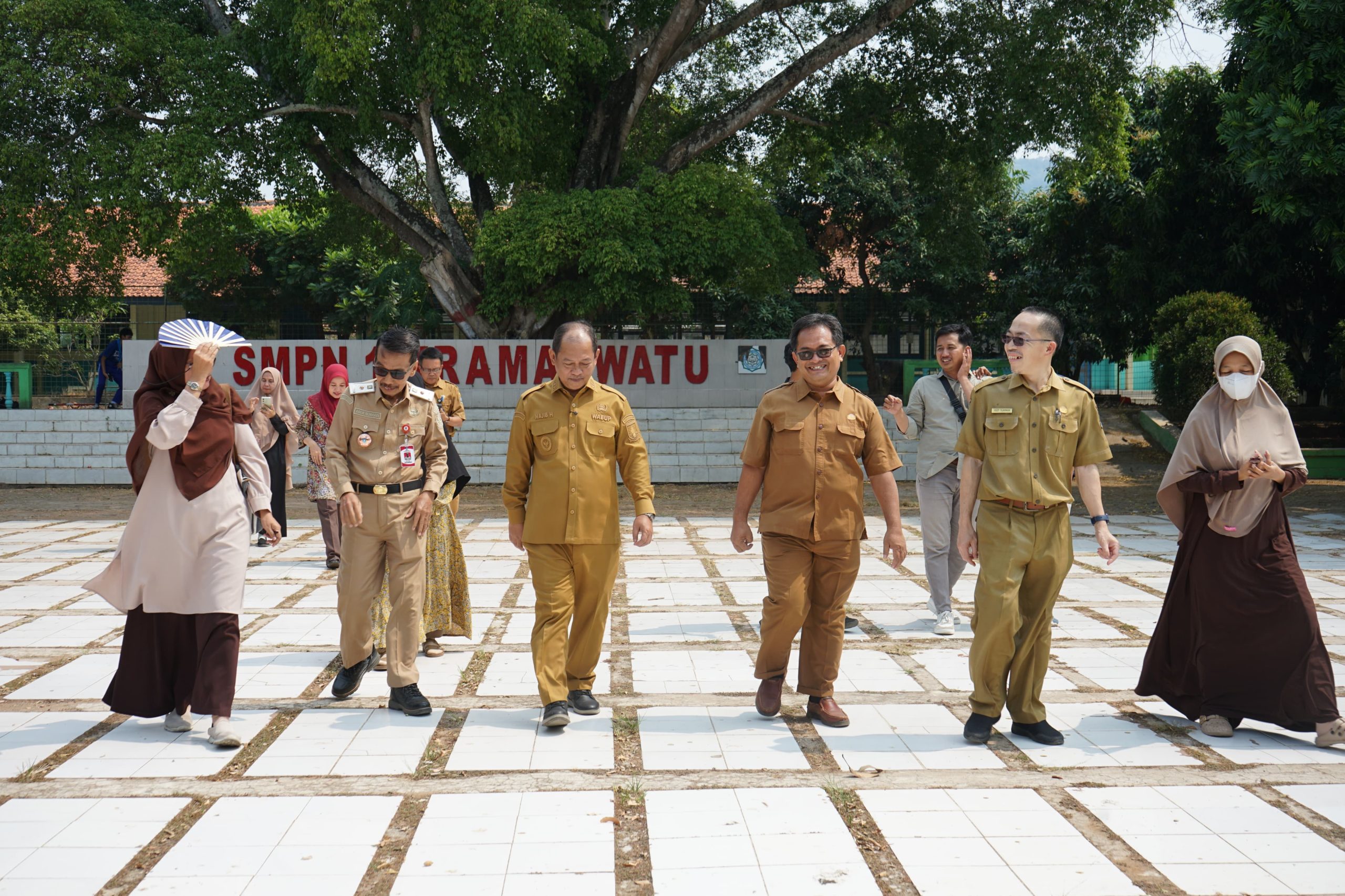 Wakil Bupati Serang Muhammad Najib Hamas didampingi Kepala Dindikbud Kabupaten Serang saat meninjau pelaksanaan SPMB 2026 di SMP Negeri 1 Kramatwatu guna memastikan proses penerimaan siswa baru berlangsung tertib, transparan, dan tanpa kendala.