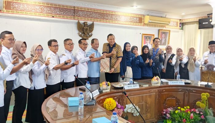 Wakil Bupati Serang Muhammad Najib Hamas menerima tiga Guru Muda dari Yayasan Pendidikan Astra Michael D. Ruslim (YPA-MDR) yang akan mendampingi enam sekolah dasar di Kecamatan Cikande guna meningkatkan mutu pendidikan di Kabupaten Serang.