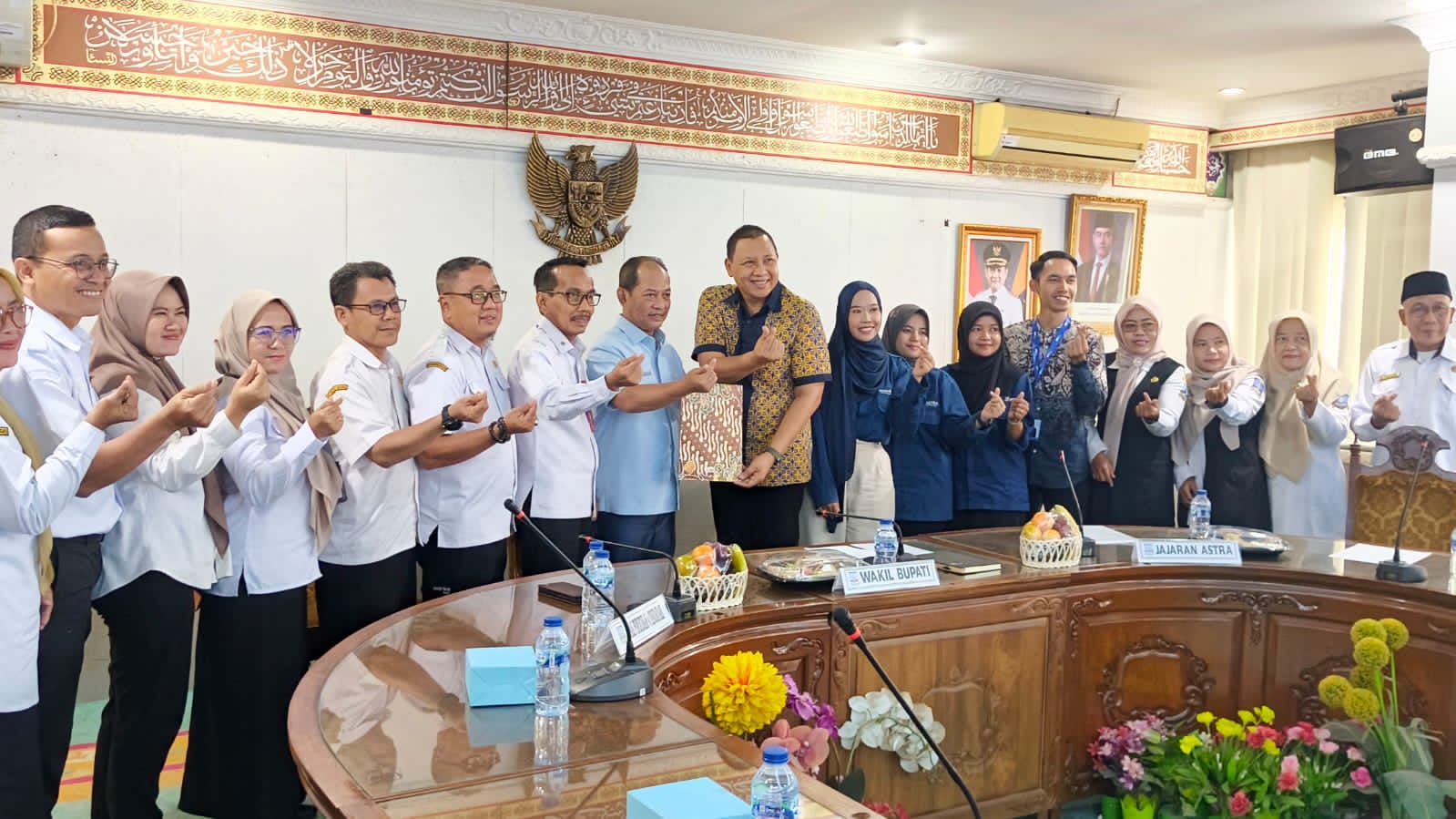 Wakil Bupati Serang Muhammad Najib Hamas menerima tiga Guru Muda dari Yayasan Pendidikan Astra Michael D. Ruslim (YPA-MDR) yang akan mendampingi enam sekolah dasar di Kecamatan Cikande guna meningkatkan mutu pendidikan di Kabupaten Serang.