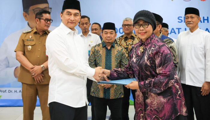 Wakil Gubernur Banten Achmad Dimyati Natakusuma menyerahkan secara simbolis sertifikat halal kepada pelaku UMKM pada acara yang digelar di Gedung Griya Ganesa, PT Gajah Tunggal Tbk, Kota Tangerang.