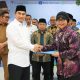 Wakil Gubernur Banten Achmad Dimyati Natakusuma menyerahkan secara simbolis sertifikat halal kepada pelaku UMKM pada acara yang digelar di Gedung Griya Ganesa, PT Gajah Tunggal Tbk, Kota Tangerang.