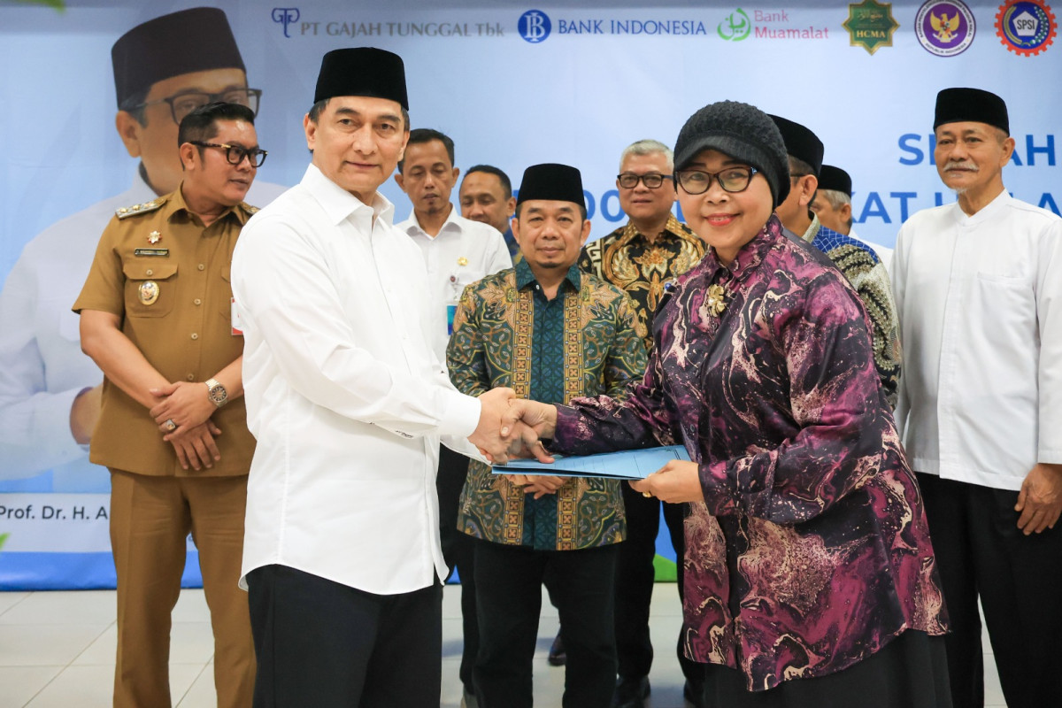 Wakil Gubernur Banten Achmad Dimyati Natakusuma menyerahkan secara simbolis sertifikat halal kepada pelaku UMKM pada acara yang digelar di Gedung Griya Ganesa, PT Gajah Tunggal Tbk, Kota Tangerang.