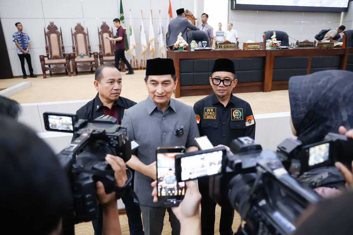 Wakil Gubernur Banten Achmad Dimyati Natakusumah menyampaikan pendapat pemerintah terhadap Raperda Penyelenggaraan Pendidikan dalam Rapat Paripurna DPRD Provinsi Banten di Kota Serang, Minggu (5/7/2026).