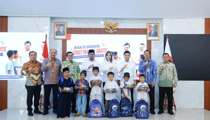 Wakil Gubernur Banten Achmad Dimyati Natakusumah menghadiri bakti sosial sunatan massal gratis yang digelar Pendekar 08 di BLKI Provinsi Banten, Kota Tangerang Selatan.