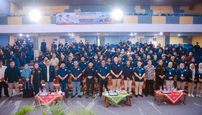 Wakil Wali Kota Tangerang Maryono memberikan arahan kepada pengurus Karang Taruna saat membuka Program Penguatan Kelembagaan Karang Taruna Kota Tangerang Tahun 2026 di Gedung Seni Budaya.